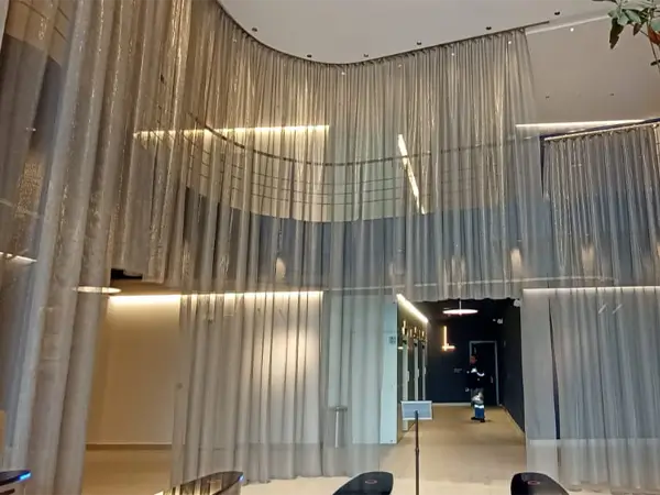 Die Fernsicht des Santa Fe Commercial Center ist mit Kettenhemd vorhängen verziert