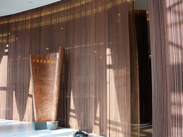 Cadena de cuentas de metal marrón instalado en la entrada de un restaurante en Dubai, EAU