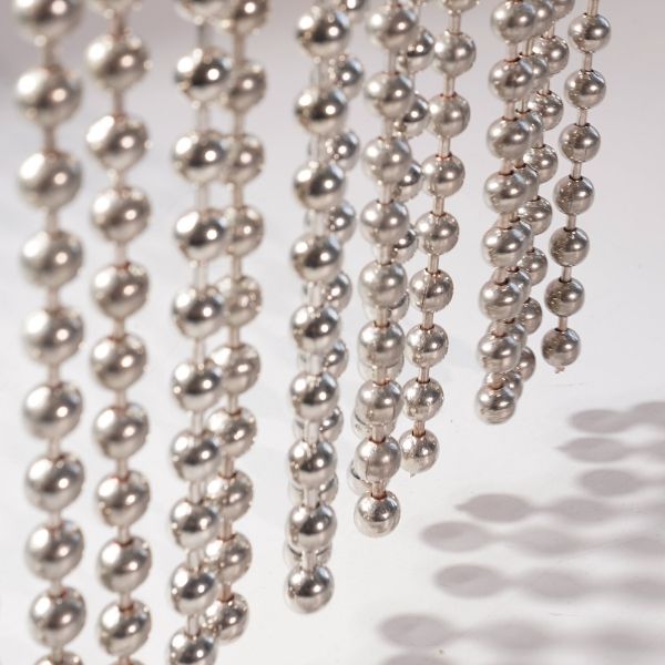Ein Stück hängender silberner Metall perlen vorhang